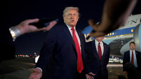 الرئيس الأمريكي دونالد ترامب وهو يتحدث إلى الصحفيين على مدرج مطار بالم بيتش الدولي، في 19 يناير/كانون الثاني 2026، في ويست بالم بيتش بولاية فلوريدا.