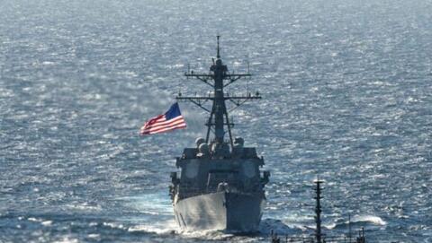 سفينة حربية أمريكية في البحر الأحمر
