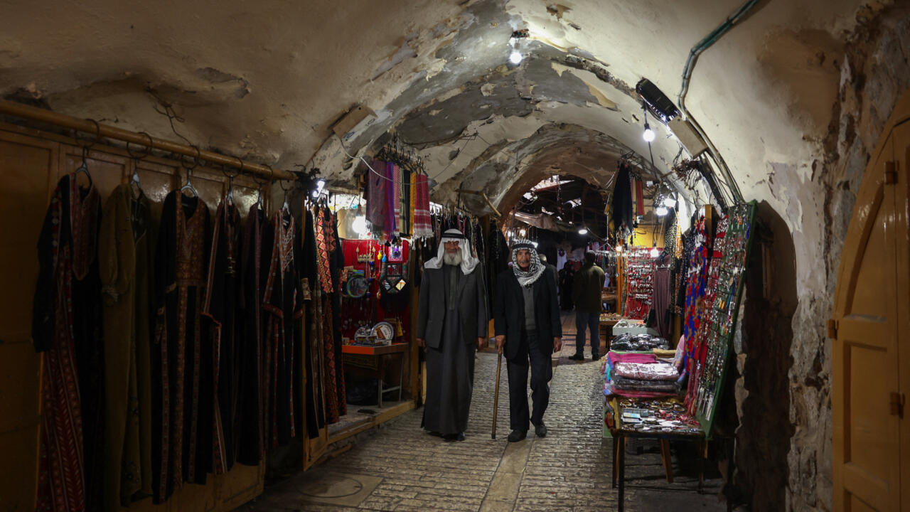 اقتصاد الضفة الغربية ينهار: ضغوط إسرائيلية لخنق الآفاق وسلطة فلسطينية عاجزة