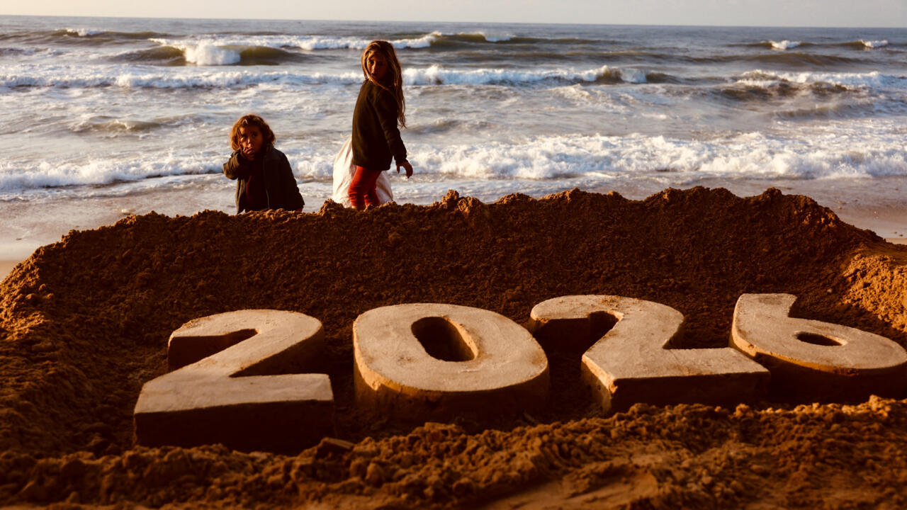 الغزيون يودعون "كابوس" 2025 ويتطلعون بأمل إلى سنة أفضل