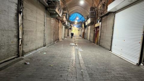 أغلقت المتاجر أبوابها خلال الاحتجاجات في السوق الرئيسي لطهران، إيران، الثلاثاء 6 يناير 2026
