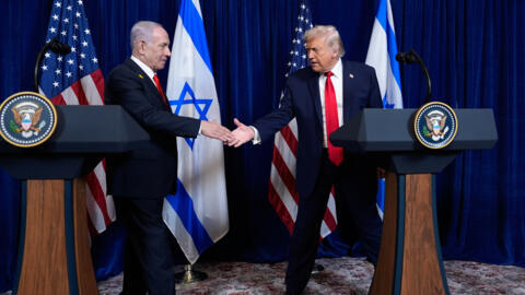 الرئيس الأميركي دونالد ترامب يصافح  رئيس الوزراء الإسرائيلي بنيامين نتنياهو خلال مؤتمر صحفي في منتجع مارالاغو، يوم الاثنين 29 كانون الأول/ديسمبر 2025، في بالم بيتش بولاية فلوريدا.