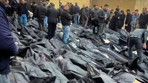 عائلات أمام مكتب الطب الشرعي في كهريزك طهران في 13 يناير/كانون الثاني 2026، يبحثون بين أكياس الجثث عن أقاربهم وأحبائهم الذين سقطوا في حملة القمع العنيفة التي شنها النظام ضد الاحتجاجات التي عمت البلاد بما يعكس حجم الخسائر المُبلغ عنها في الأيام الأخيرة