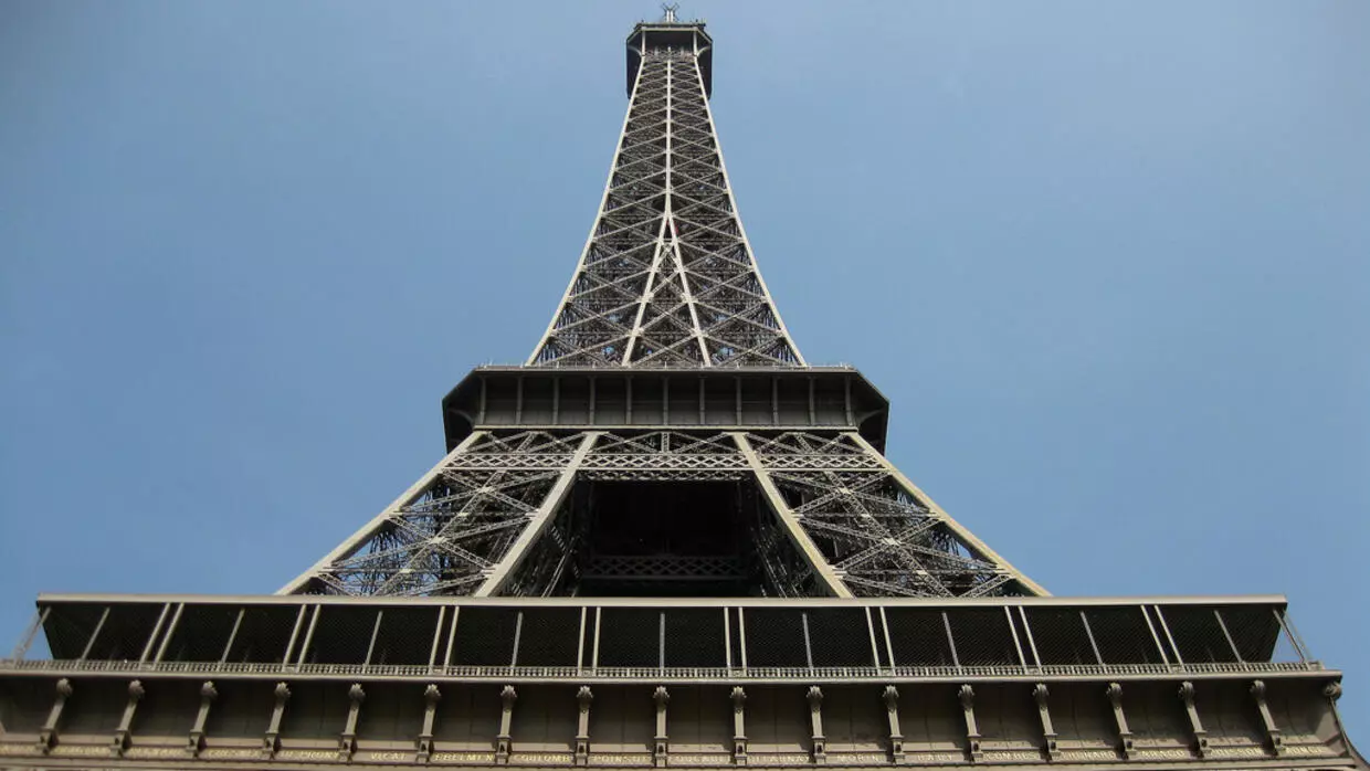 بيع جزء من سلالم برج إيفل لثري من الشرق الأوسط بسعر 169 ألف يورو