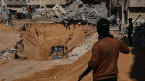 أعضاء حماس يبحثون تحت الأرض عن جثث رهائن إسرائيليين في خان يونس جنوب غزة، الأحد 20/10/2025