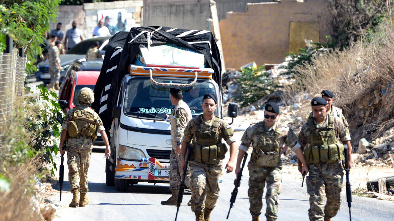 "عين الحلوة" أكبر مخيم فلسطيني يحقق لحظة فارقة بتسليم شاحنات أسحلة للجيش اللبناني