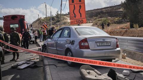 قوات الأمن الإسرائيلية تفحص السيارة المستخدمة في عملية الدهس ومحاولة الطعن التي نفذها فلسطيني بالقرب من بلدة الخضر بالضفة الغربية، الثلاثاء 30 سبتمبر/أيلول 2025.