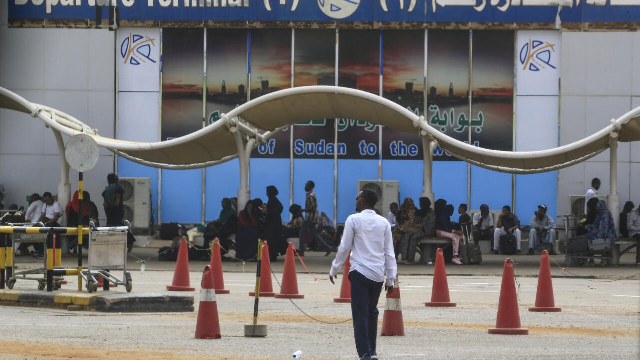 طائرات مسيّرة تضرب منطقة مطار الخرطوم قبل يوم واحد من إعادة افتتاحه