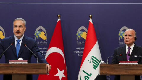حضر وزير الخارجية التركي هاكان فيدان ووزير الخارجية العراقي فؤاد حسين مؤتمراً صحفياً في بغداد، العراق، في 2 نوفمبر/تشرين الثاني 2025.