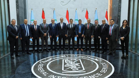 صورة وزعتها الهيئة العامة للاستخبارات المصرية تُظهر مدير المخابرات العامة حسن رشاد (في الوسط) خلال لقائه مع الفلسطيني علي شعث (أعلى اليسار)، رئيس لجنة غزة، وأعضائها في القاهرة بتاريخ 17 يناير/كانون الثاني 2026.