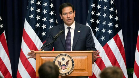 وزير الخارجية الأمريكي الجديد ماركو روبيو خلال اجتماع مع موظفي السفارة الأمريكية في مدينة بنما، 2 فبراير 2025