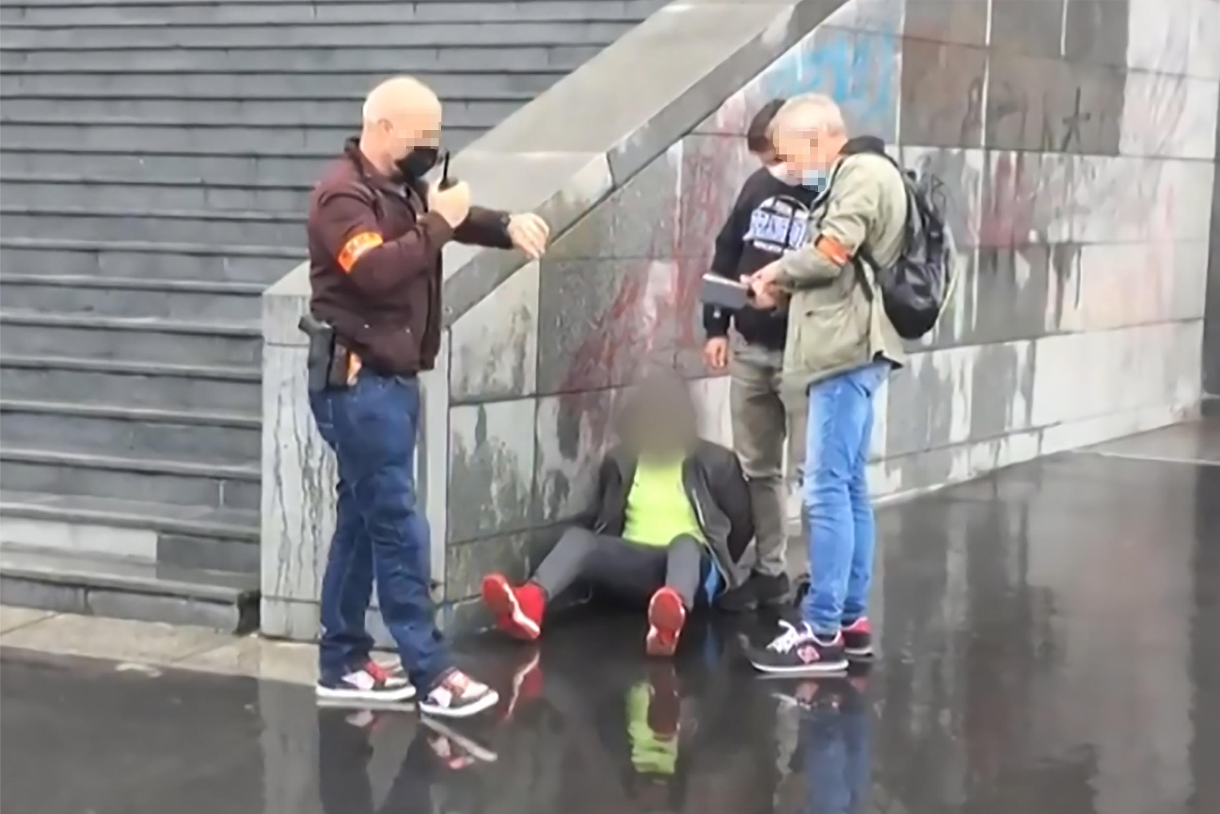 حادثة طعن بباريس أحد المشتبه بهما في الهجوم باكستاني والآخر جزائري