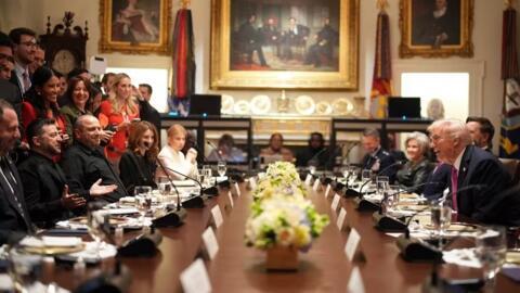 الرئيس الأمريكي دونالد ترامب مقابل نظيره الأوكراني فولوديمير زيلينسكي في البيت الأبيض في واشنطن العاصمة، في 17 أكتوبر/تشرين الأول 2025.