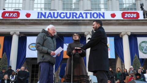 زهران ممداني ومعه زوجته الرسامة من أصل سوري راما دوجي و بيرني ساندرز، أحد أبرز شخصيات اليسار الأميركي