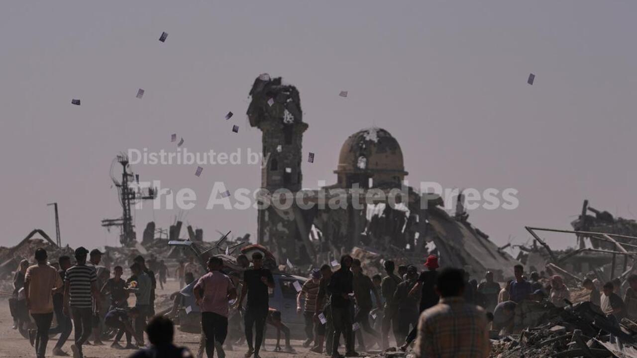 حماس تسلّم جثمان رهينة إسرائيلي والجيش يرسّم "الخط الأصفر" في غزة