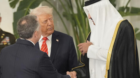 الشيخ تميم بن حمد آل ثاني يصافح المبعوث الأمريكي الخاص لدونالد ترامب ستيف ويتكوف في الدوحة، قطر (14/05/2025)