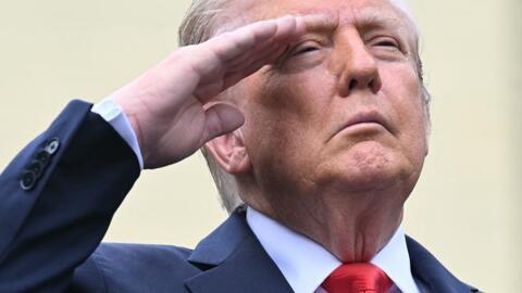 الرئيس الأمريكي دونالد ترامب يؤدي التحية العسكرية أثناء استماعه للنشيد الوطني خلال مراسم إحياء ذكرى هجمات 11 سبتمبر في النصب التذكاري الوطني في البنتاغون في واشنطن العاصمة في 11 سبتمبر 2025.