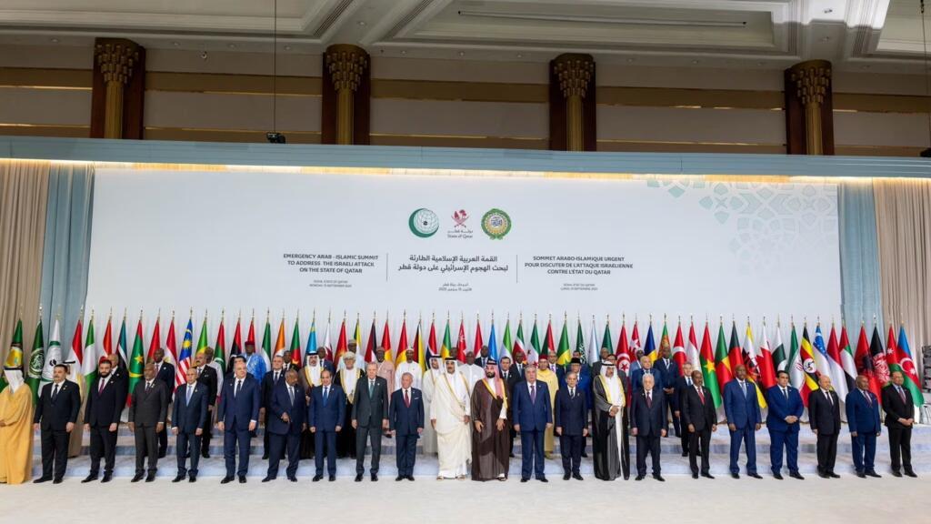 المشاركون في القمة العربية الإسلامية الطارئة لمناقشة الهجوم الإسرائيلي على حماس على الأراضي القطرية، يلتقطون صورة عائلية، في الدوحة، قطر، 15 سبتمبر/أيلول 2025.