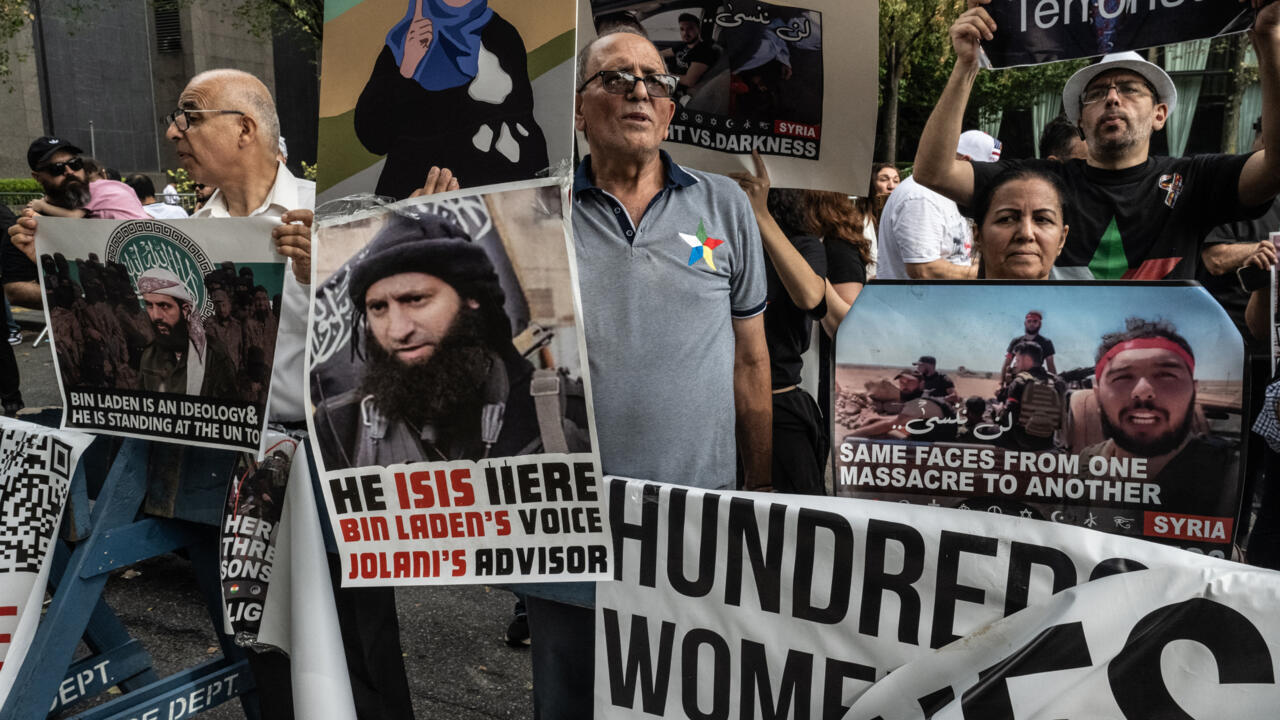 بين مؤيد ومعارض: الجالية السورية تنقسم أمام الأمم المتحدة خلال خطاب أحمد الشرع