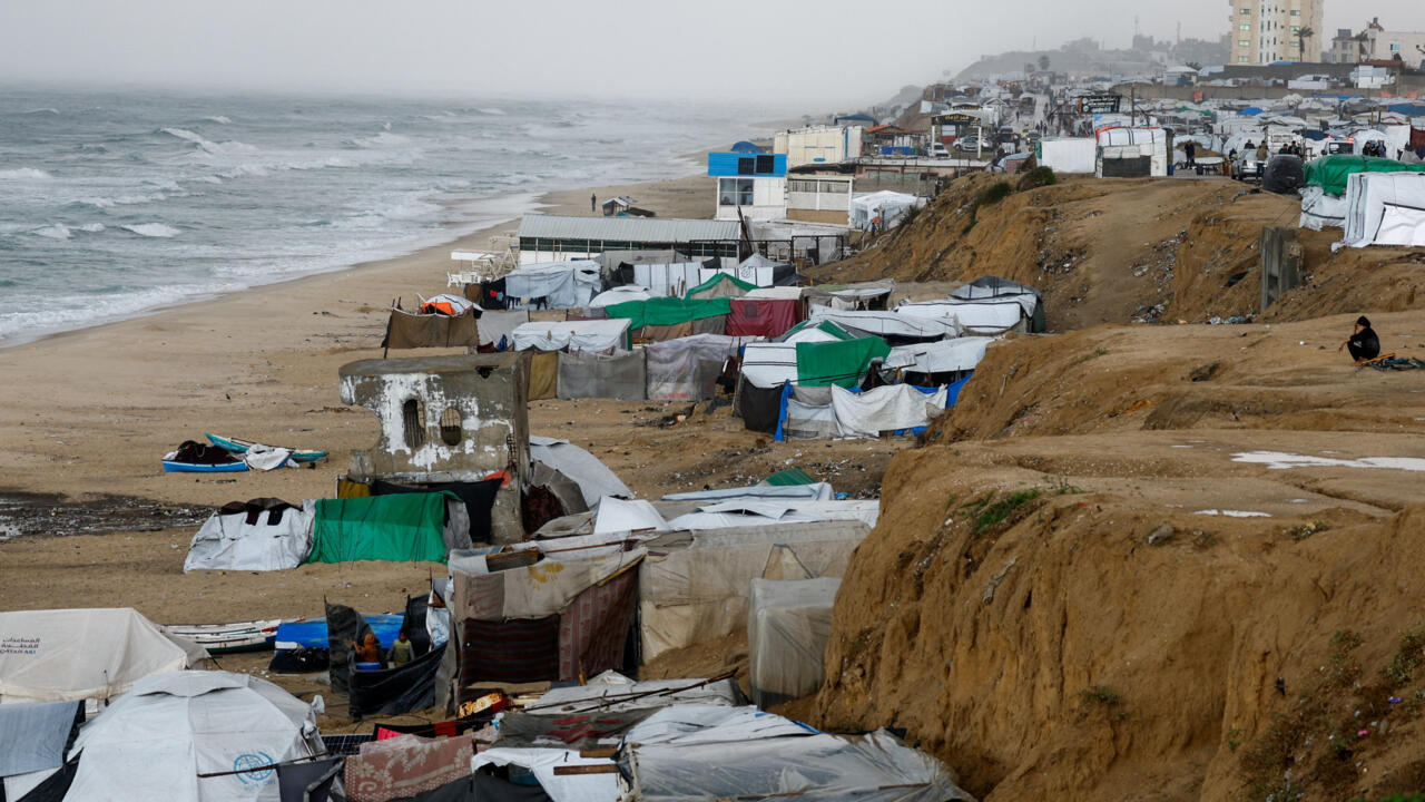 غزة: مقتل 13 شخصا بنيران إسرائيلية.. ونتانياهو وهرتسوغ يلتقيان ملادينوف قبل الإعلان عن مجلس السلام