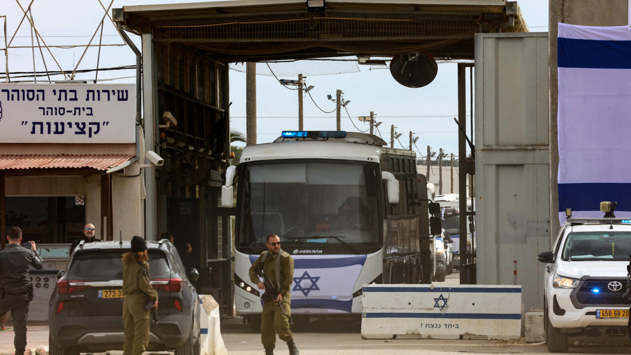 تل أبيب تبدأ بنقل الأسرى الفلسطينيين تمهيدا للإفراج عنهم.. و"فيتو أمني" على قادة بارزين