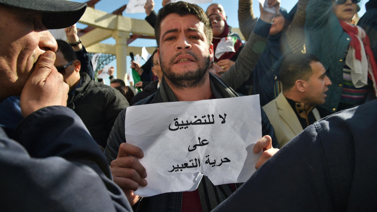 السجن عامين للمعارض الجزائري غراس بتهمة الإساءة لرئيس الجمهورية