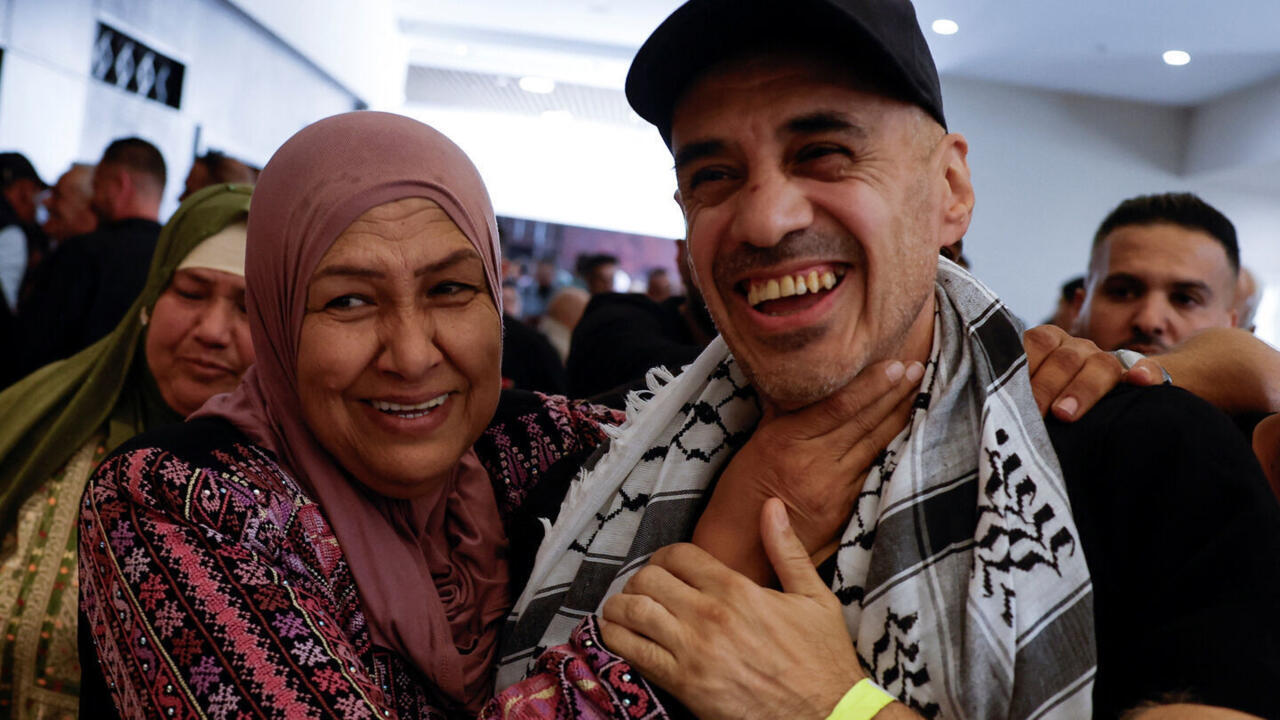 "ولادة جديدة" لسجناء فلسطينيين أطلقت إسرائيل سراحهم مقابل الرهائن في غزة