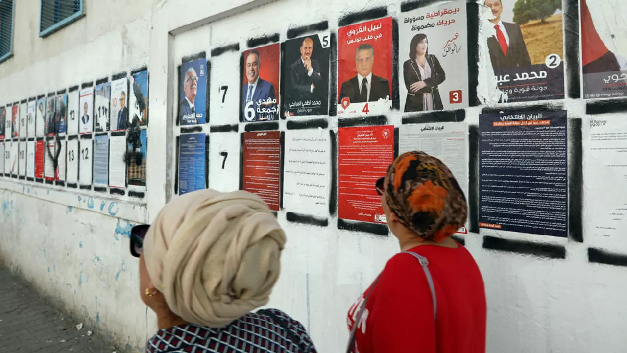 اليوم الأخير من الحملة الانتخابية الرئاسية التونسية أحد المرشحين في السجن وبرامجهم لم تقنع الناخبين
