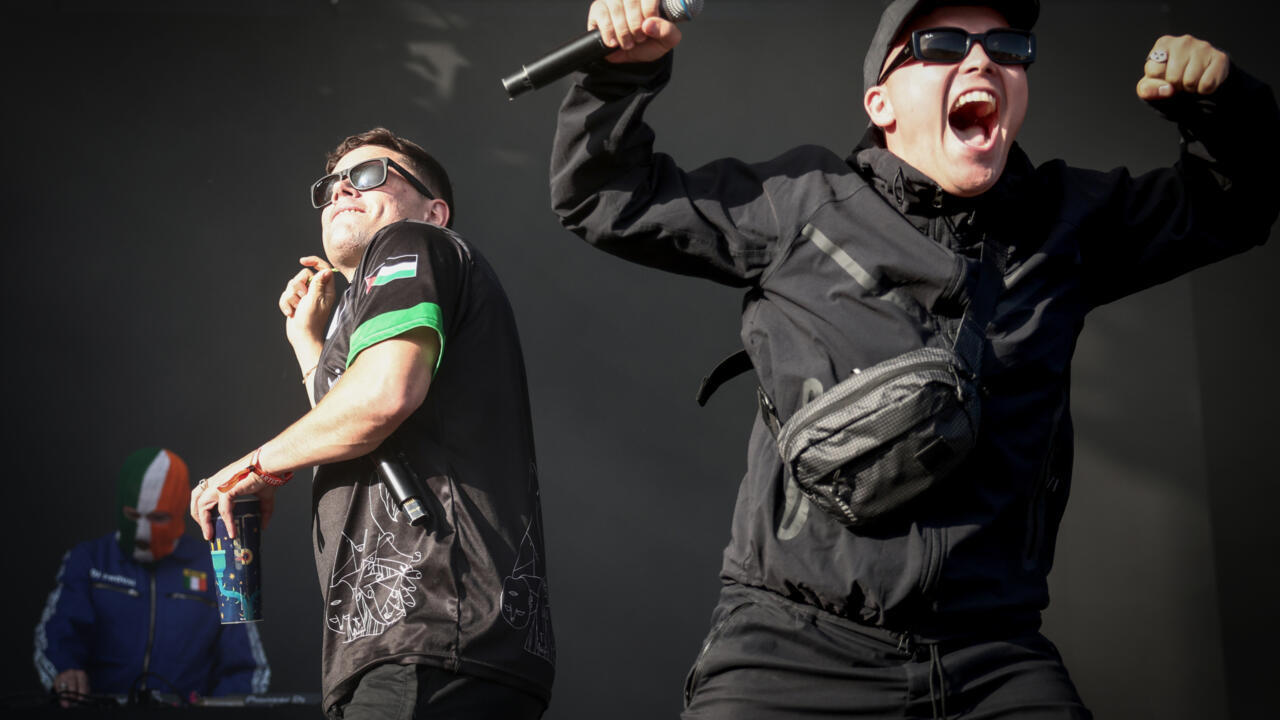 المحكمة العليا البريطانية تنظر بطعن الحكومة في إسقاط تهمة دعم الإرهاب عن مغني "نيكاب"