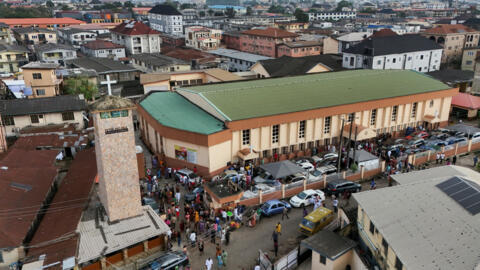 صورة جوية تُظهر مسيحيين يغادرون كنيسة القديس بطرس وبولس الكاثوليكية بعد قداس الأحد في بالمغروف، لاغوس، نيجيريا، 2 نوفمبر 2025.
