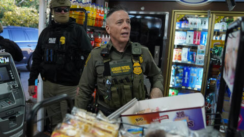 غريغ بوفينو، كبير وكلاء دورية شرطة الحدود الأميركية ، داخل محطة وقود أثناء بحثه عن مهاجرين غير شرعيين في 17 نوفمبر/تشرين الثاني 2025 بمدينة شارلوت، كارولاينا الشمالية.