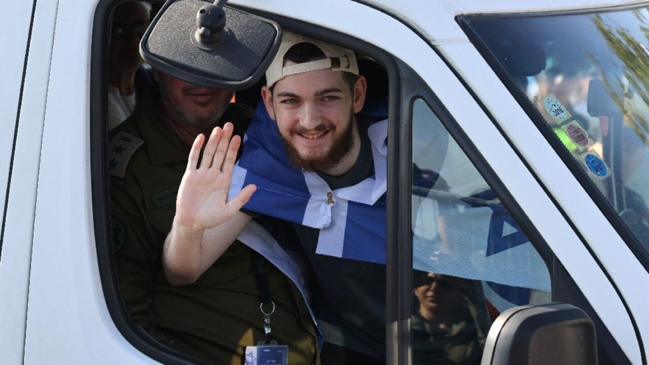 بعد عامين من الاحتجاز.. الرهائن الإسرائيليون المحررون يعانقون أحباءهم بدموع الفرح