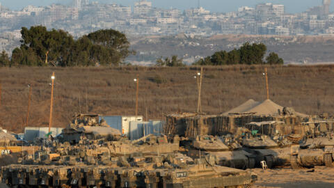 مركبات عسكرية إسرائيلية متمركزة جنوب إسرائيل على الحدود مع قطاع غزة (في الخلفية)، في 29 أغسطس/آب 2025. أعلن الجيش الإسرائيلي مدينة غزة "منطقة قتال خطرة" في 29 أغسطس/آب، استعدادًا للسيطرة على أكبر مدينة في القطاع الفلسطيني بعد قرابة عامين من الحرب.